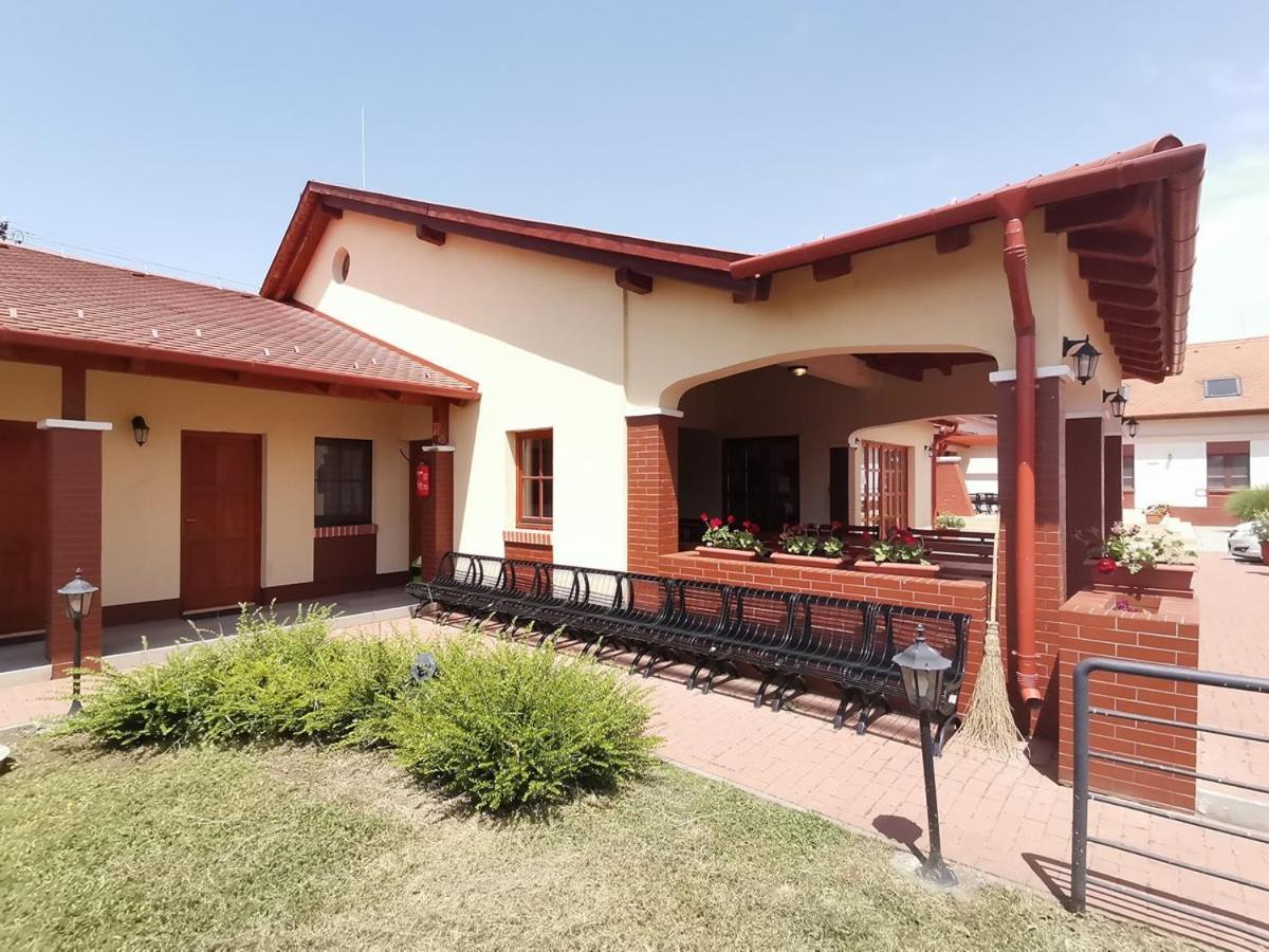 Bed and Breakfast Kamilla Panzio Es Rendezvenyhaz Balmazújváros Exterior foto