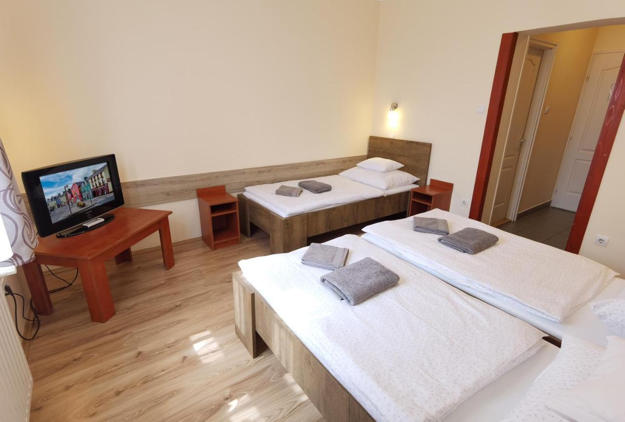 Bed and Breakfast Kamilla Panzio Es Rendezvenyhaz Balmazújváros Exterior foto