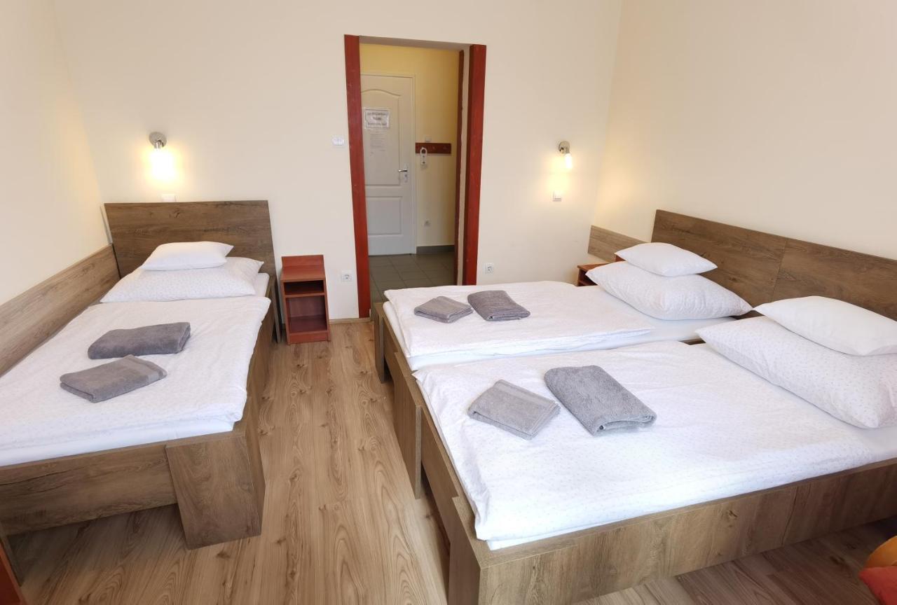 Bed and Breakfast Kamilla Panzio Es Rendezvenyhaz Balmazújváros Exterior foto