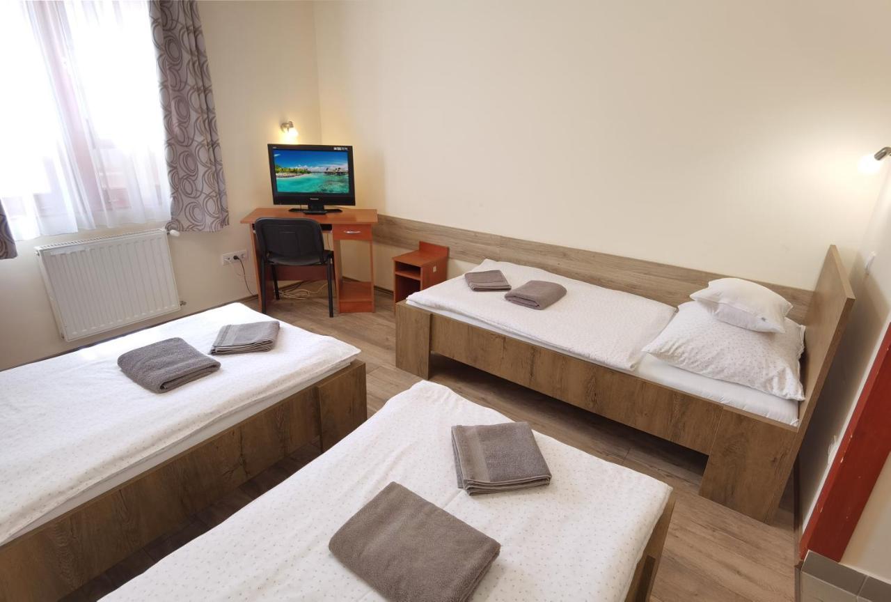 Bed and Breakfast Kamilla Panzio Es Rendezvenyhaz Balmazújváros Exterior foto