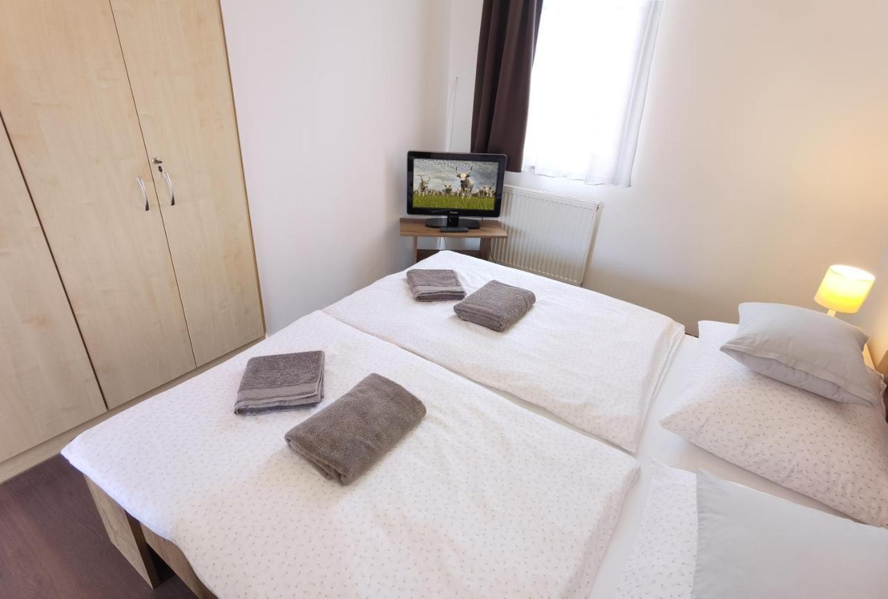 Bed and Breakfast Kamilla Panzio Es Rendezvenyhaz Balmazújváros Exterior foto